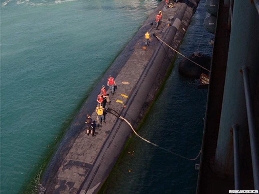 USS La Jolla (SSN-701) ties up next to Frank Cable (AS-40) in Saipan 2013.