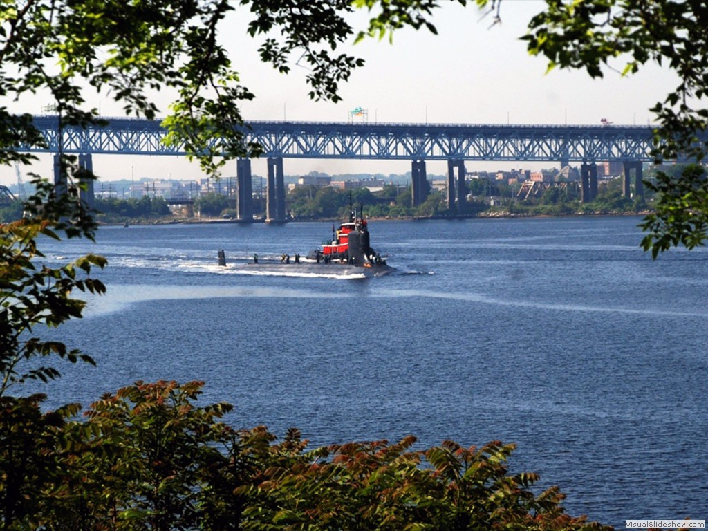 USS New Hampshire (SSN-778) transits the Thames River.